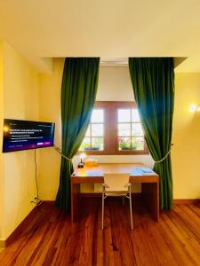 TV a/nebo společenská místnost v ubytování Appart'Hôtel - Au Vieux Palais + 37 fotografií