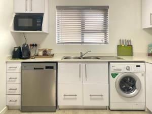 Galeri foto Lock-Up and Go apt with parking di Fish Hoek