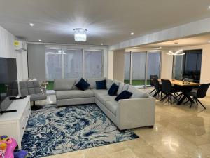 TV a/nebo společenská místnost v ubytování Luxury Home Medellin