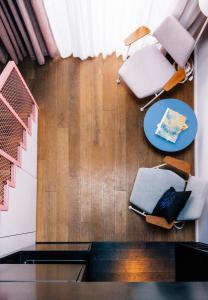 a room with a table with chairs and a tableasteryasteryasteryasteryasteryastery at Libertine Lindenberg in Frankfurt/Main