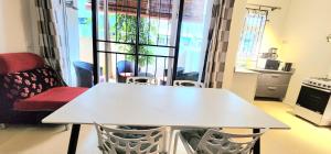 Foto dalla galleria di Number 3, Pebble Bay Appartments, Ground floor a Pereybere