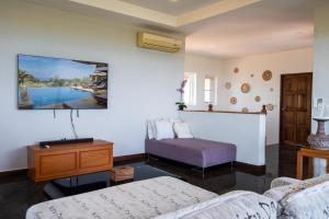 una sala de estar con un sofá y una mesa en Amazing Seaview Villa Serena 4 Bedrooms, en Ko Lanta 33 fotos más