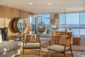Posezení v ubytování Aqualina Best View in Malibu by Stay Awhile Villas