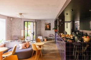 a living room with a couch and a table and chairs at Libertine Lindenberg in Frankfurt/Main
