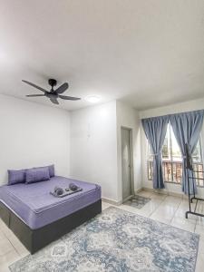 カジャンにあるResidensi Vista Hijauan, UKM, Bandar Baru Bangiのベッドと天井扇風機のある寝室