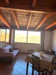 salon z kanapą i stołem w obiekcie City Loft w mieście Marsala