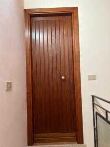 drewniane drzwi w korytarzu obok schodów w obiekcie City Loft w mieście Marsala +1 zdjęcie