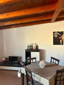 jadalnia ze stołem i telewizorem w obiekcie City Loft w mieście Marsala