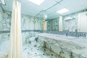 Koupelna v ubytování Om Kolthoom Hotel + 37 fotografií