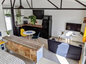 mały apartament z kuchnią i salonem w obiekcie Studio indépendant tout équipé au calme w mieście Saint-Jean-Pla-de-Corts