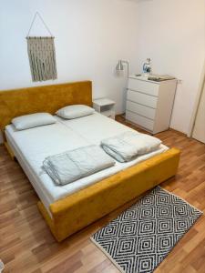 ティミショアラにあるApartament Bun Burgerのベッドルーム1室(ベッド1台、ドレッサー付)