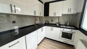 Η κουζίνα ή μικρή κουζίνα στο WHITE PEARL RESIDENCe