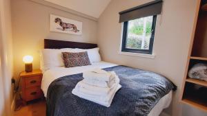 リンカーンにあるLincoln Floating Holidaysのタオルが敷かれたベッドのある寝室