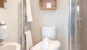 リンカーンにあるLincoln Floating Holidaysのシャワー、トイレ、洗面台を備えたバスルーム