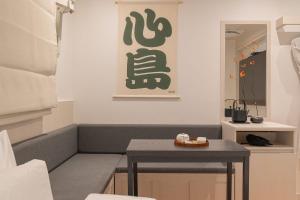 首尔Simdo Hotel&Spa Sillim by Aank的小房间,墙上有桌子和标志