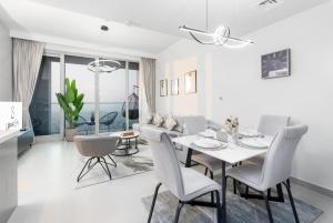Posezení v ubytování Ultimate Stay / 2 Bedrooms / Sea Views / Downtown + 37 fotografií