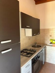 kuchnia z kuchenką i zlewem w obiekcie City Loft w mieście Marsala