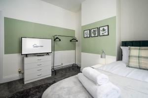 Voodi või voodid majutusasutuse Stylish Home, Sleeps 6, Free Parking, Smart TV, Free Wi-Fi, Perfect For Groups toas +23 fotot