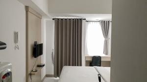 Μια τηλεόραση ή/και κέντρο ψυχαγωγίας στο Simply Studio Room at Tokyo Riverside PIK 2 Apartment By Travelio