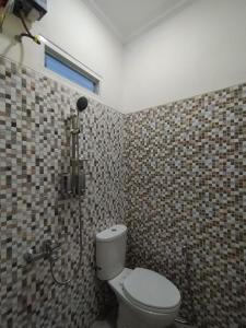 BAROKAH Cordoba Homestay 1 Rumah dgn 3 Kamar في Tlekung: حمام مع مرحاض ودش