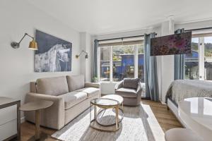 Un dormitorio con una cama, un sofá y una mesa. en GALLERIA 307-Studio home, en Park City