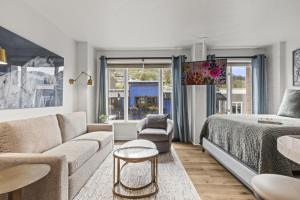 una sala de estar con una cama y un sofá en GALLERIA 307-Studio home, en Park City