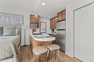 Una pequeña cocina con una cama y una pequeña isla en una habitación. en GALLERIA 307-Studio home, en Park City