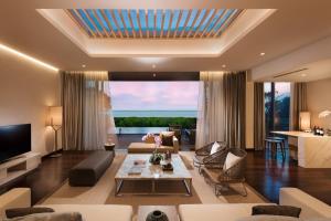 TV a/nebo společenská místnost v ubytování Anantara Desaru Coast Resort & Villas