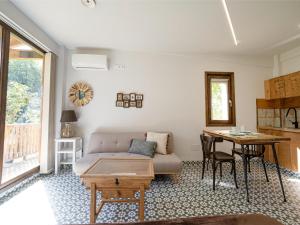 a living room with a couch and a table at Cabaña del Molinero in Palas de Rei