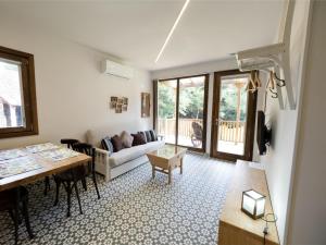 a living room with a couch and a table at Cabaña del Molinero in Palas de Rei +41 photos