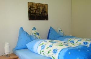 un divano blu con cuscini e una foto sul muro di Hotel Ristorante Schlössli a Lucerna