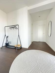 CityLoft - Augsburger Innenstadt-Bismarckviertel - kostenloser Tiefgaragenstellplatz في اوغسبورغ: غرفة بيضاء مع سرير ومرآة +17 صورة