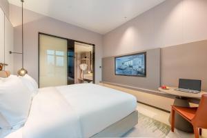 ONESS Executive Hotel Guangzhou Huangpu-Free Shuttle Bus from 15th October to 5th November的电视和/或娱乐中心