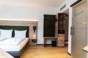 Ένα ή περισσότερα κρεβάτια σε δωμάτιο στο SEKRA Stadthotel