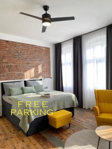 una camera da letto con un cartello di parcheggio gratuito su un letto di FOUR ROOMS Carlsbad Authentic a Karlovy Vary