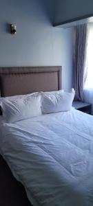 Giường trong phòng chung tại Barefoot