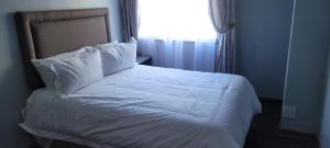 Giường trong phòng chung tại Barefoot