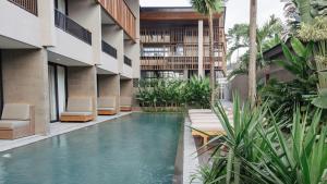 una piscina en medio de un edificio en The Akasha Canggu Hotel, en Canggu