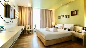 Ein Bett oder Betten in einem Zimmer der Unterkunft A-Te Chumphon Hotel - SHA Plus