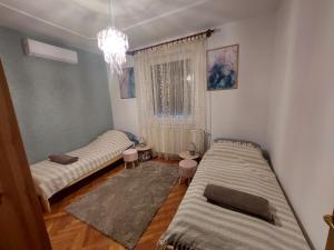 Кровать или кровати в номере Akácvirág Airport Viki Apartman