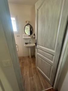 baño con puerta blanca y lavamanos en Maison 3ch - Parc Naturel du Verdon, en Quinson 16 fotos más