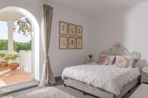 Un dormitorio con una cama con almohadas rosas. en Villa Bella Vida, en Benalup-Casas Viejas 31 fotos más