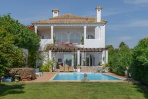 una casa con piscina frente a un patio en Villa Bella Vida, en Benalup-Casas Viejas