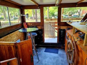 Posezení v ubytování Péniche de charme avec jacuzzi sur canal du midi