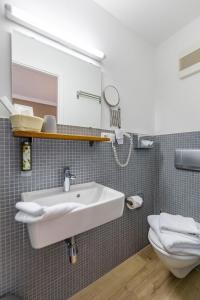 Koupelna v ubytování Hotel Waldhof auf Herrenland