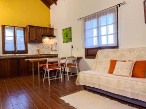 a living room with a bed and a kitchen at CasArte in Frontera