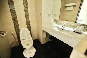 Ein Badezimmer in der Unterkunft A-Te Chumphon Hotel - SHA Plus