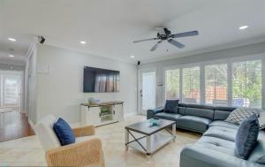Ruang duduk di Cozy home in Ft Lauderdale with a heated pool