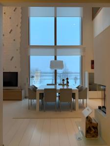 Un televizor și/sau centru de divertisment la Luxury Riverside Villa w Magnificent River Views