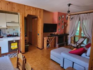 ein Wohnzimmer mit Couch und Küche in der Unterkunft Home & Garden in Castel di Sangro